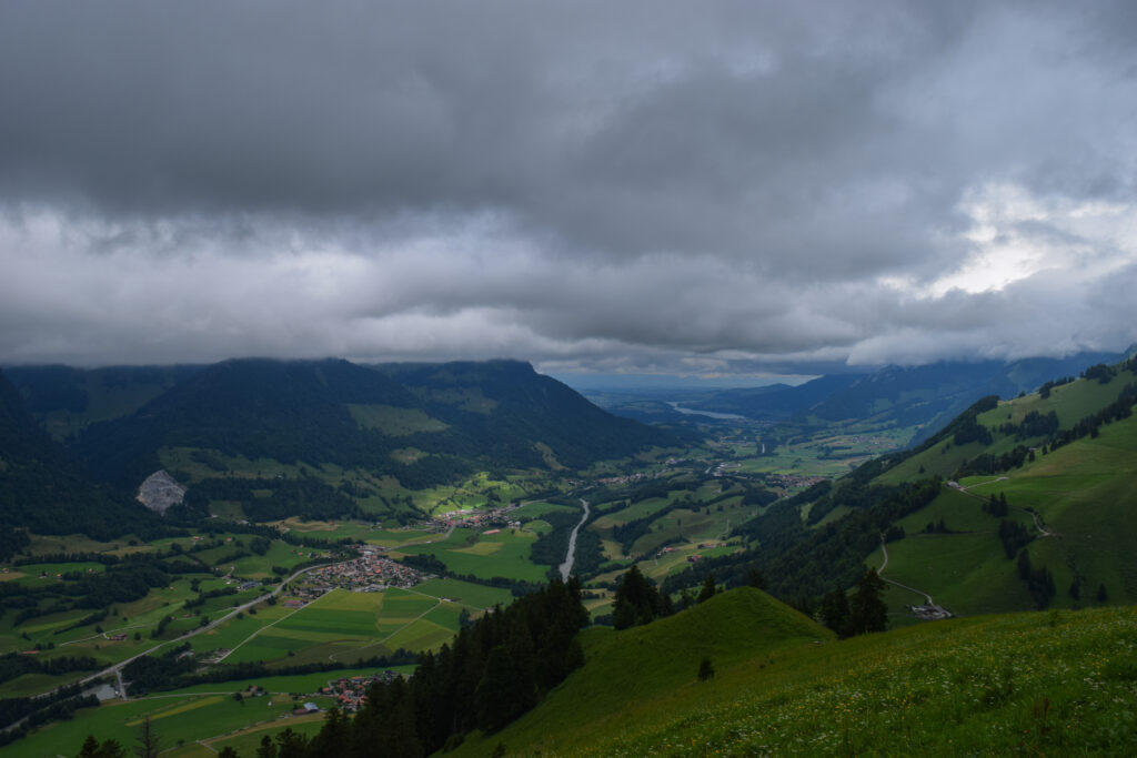 Vue sur la Valée de l'Intyamon depuis la Brâ
