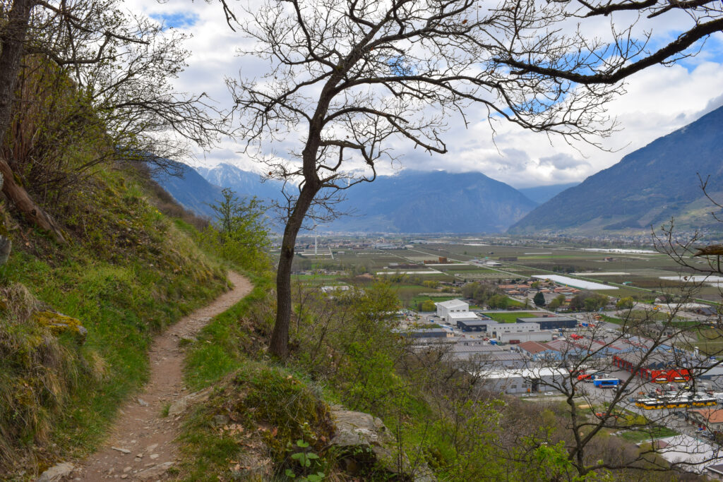 Image du sentier avec vue sur la Vallée