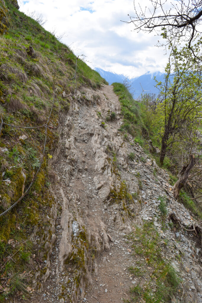 Passage avec une chaîne sur le sentier